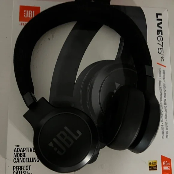 JBL Live Black Over-Ear Headphones - Picture 2 of 7